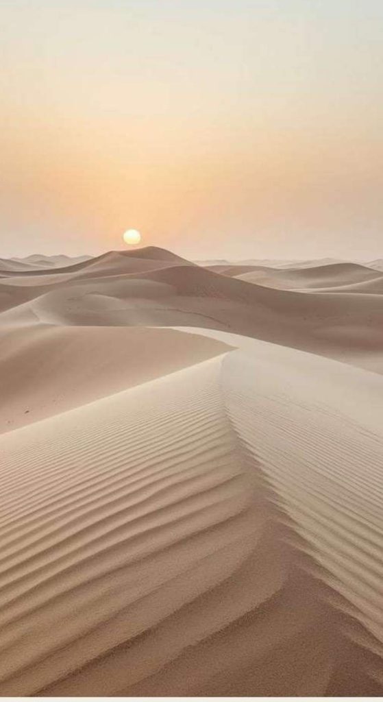 كثبان رملية ذهبية عند الغروب
